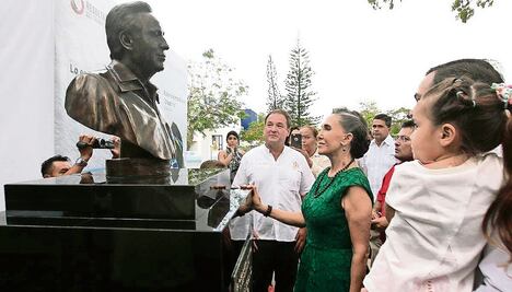 Develan escultura de 'Chespirito' en Cancún