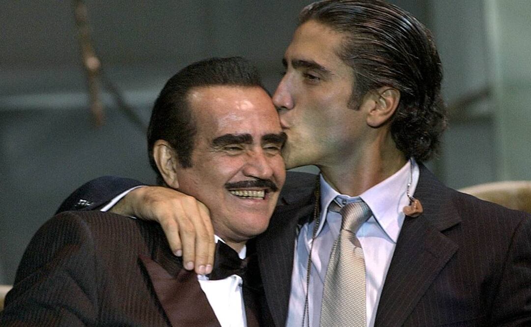 Pese a la gravedad de su papá, Alejandro Fernández cumplió con sus compromisos en el Auditorio Nacional. Foto: AP