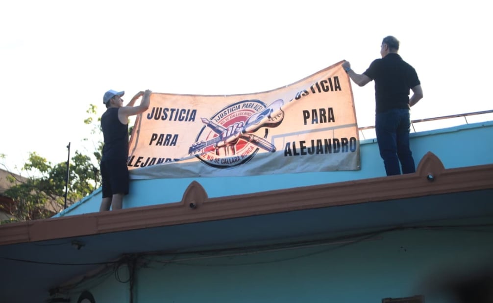 Con lonas y pancartas, también sobre el techo de una vivienda, expresaron que Oaxaca y el país viven una situación de terrorismo. | Foto: Edwin Hernández.