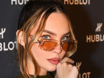 Belinda impacta en vestido rosa, ceñido y drapeado