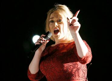 Adele explica su 'desentonada' en los Grammy