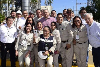 Se compromete AMLO a revisar edad de jubilación en CFE