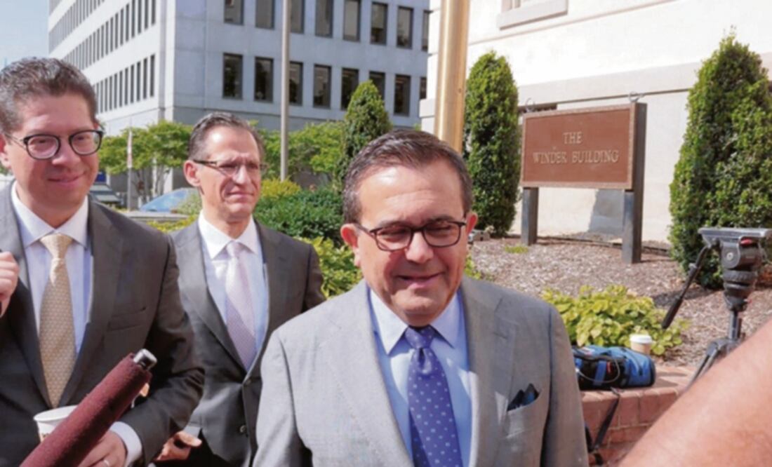 Ildefonso Guajardo, secretario de Economía, acompañado por Juan Carlos Baker y Kenneth Smith Ramos, ayer en las negociaciones en Washington. (CORTESÍA)