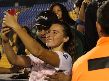 Aficionado manosea a jugadora en el estadio de Tigres