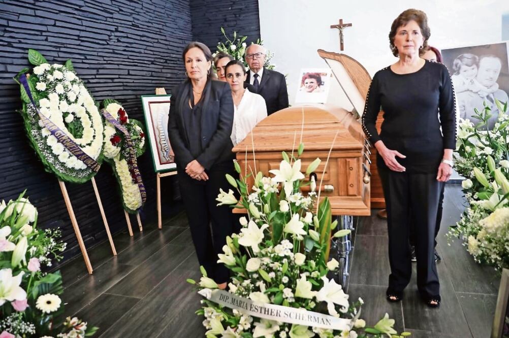 La directora del INBA, Lidia Camacho (izquierda), y la secretaria de Cultura, María Cristina García Cepeda (derecha), montando la guardia de honor. Foto: JUAN CARLOS REYES. EL UNIVERSAL