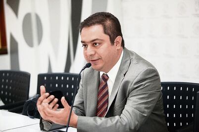 Urgen a cambiar política energética