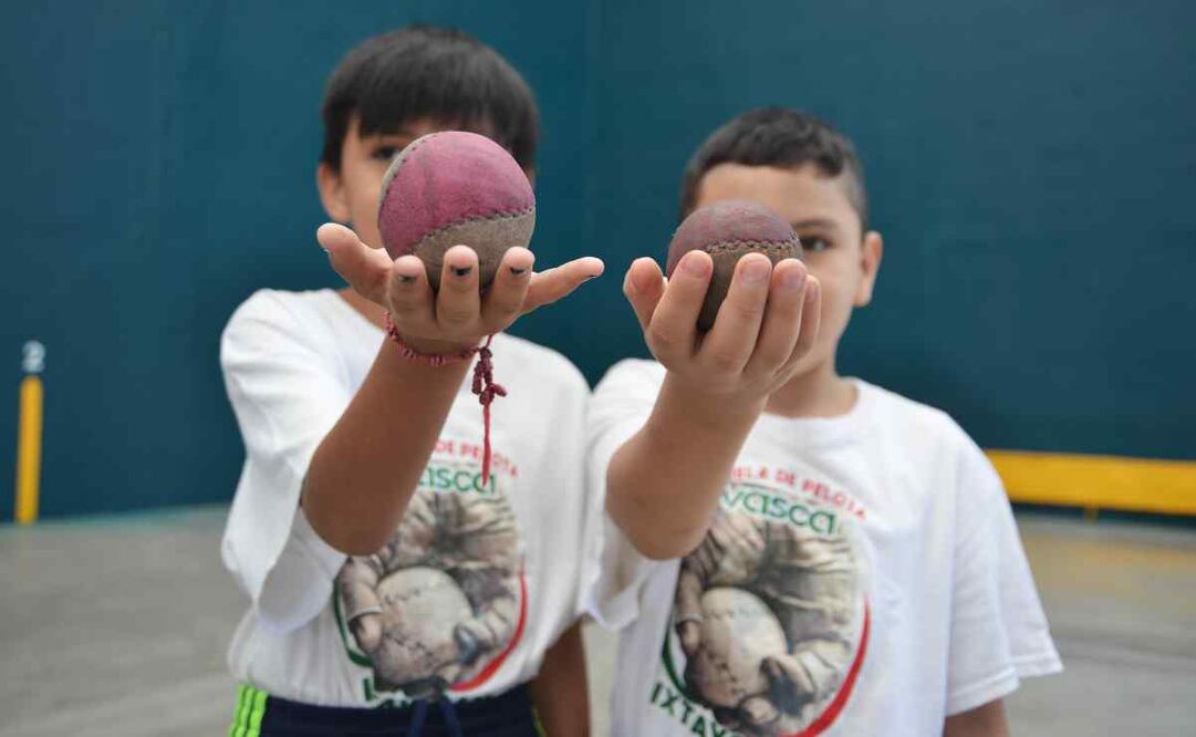 Batres resaltó que las obras sirven para que las personas, en especial niñas, niños y jóvenes, practiquen deporte y se alejen de conductas antisociales. Foto: Especial