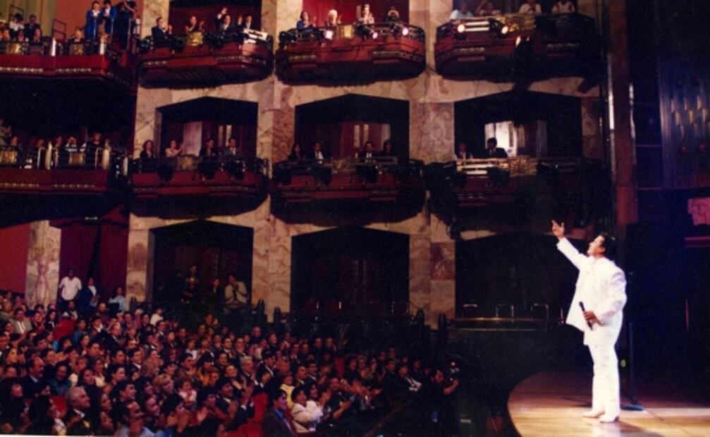 A 30 años del disco en Bellas Artes, Juan Gabriel "vive"