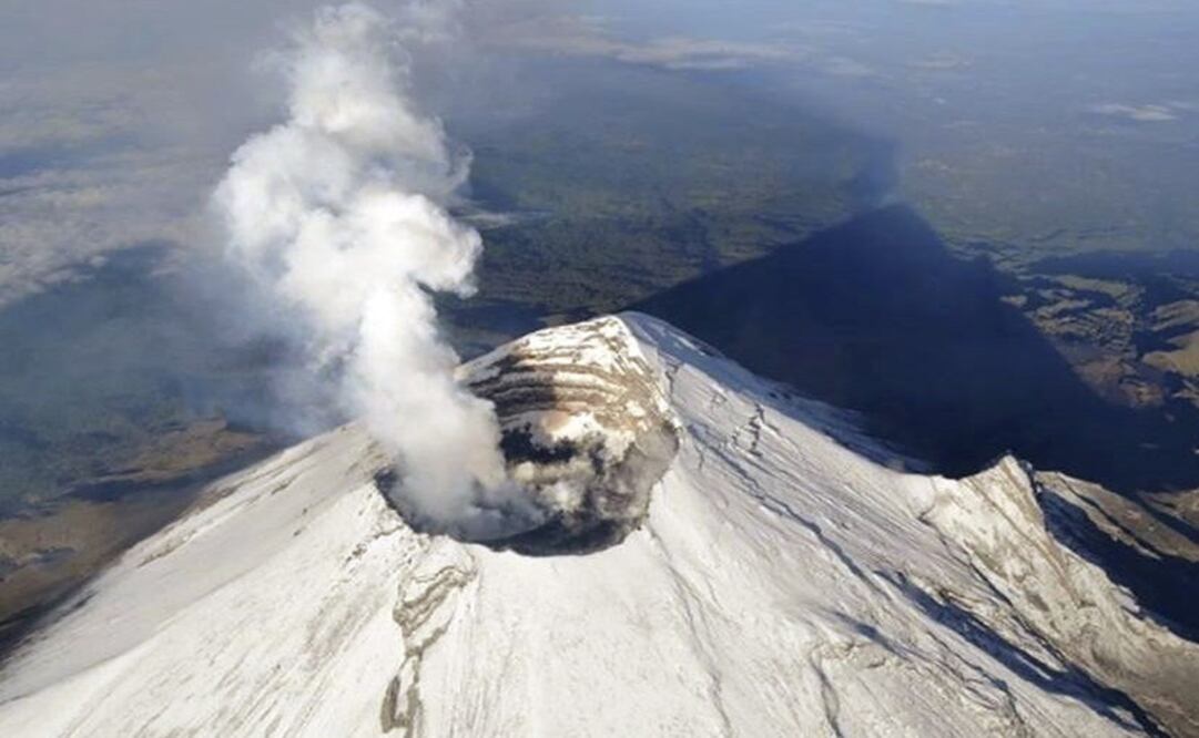 Protección Civil de la Ciudad de México alertó sobre la posible caída de ceniza del volcán Popocatépetl sobre las alcaldías del oriente, poniente y sur de la ciudad. Foto: EFE
