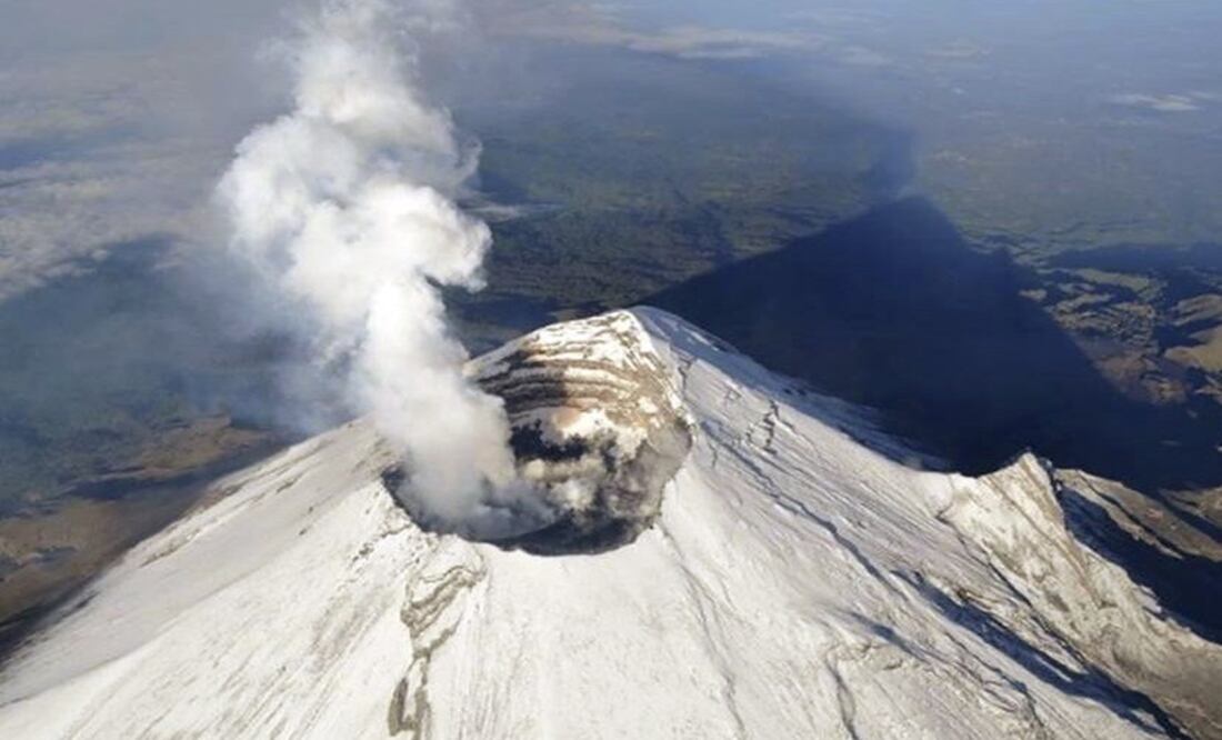 Protección Civil de la Ciudad de México alertó sobre la posible caída de ceniza del volcán Popocatépetl sobre las alcaldías del oriente, poniente y sur de la ciudad. Foto: EFE