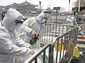 Covid-19 echa abajo planes para Año Nuevo en el mundo