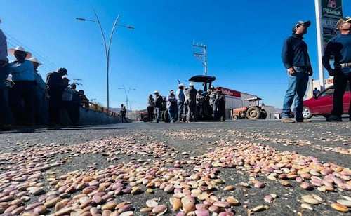 Por cuarto día frijoleros bloquean vialidades en Zacatecas; manifestantes y autoridades se acusan de 