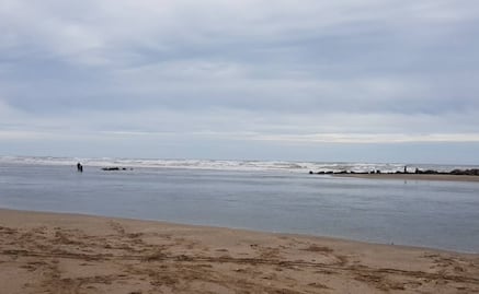 Ola de seis metros impacta playa de Argentina; un joven muere y 35 personas resultan heridas