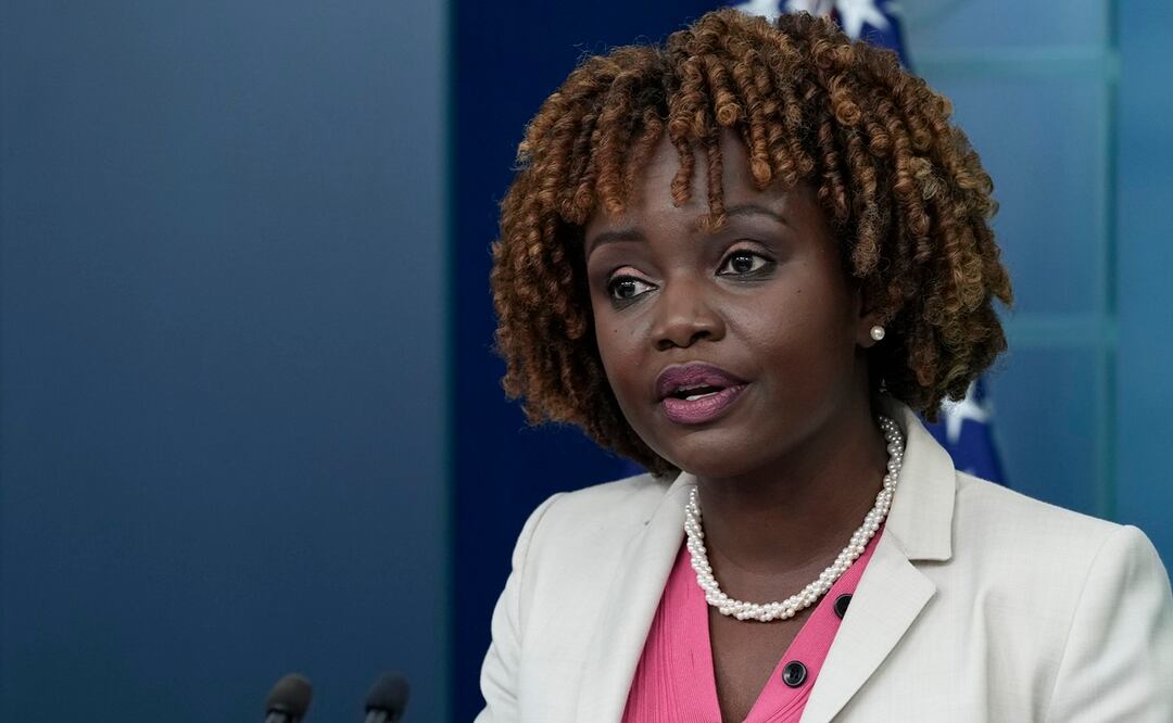 La secretaria de prensa de la Casa Blanca, Karine Jean-Pierre, habla durante la sesión informativa diaria en la Casa Blanca. Foto: AP
