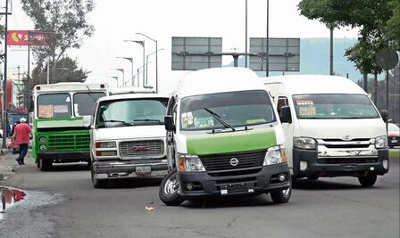 Es un reto para automovilistas tratar de esquivar los baches en la CDMX; "a cada rato se caen los coches", afirman