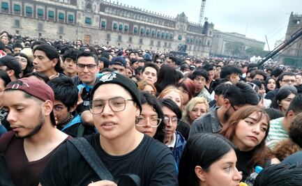 Sin importar la lluvia, cientos de personas abarrotan el Zócalo de la CDMX para ver a Interpol