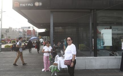 Miércoles de ceniza en CDMX: imponen la cruz a fuera del Metro Zapata; decenas de capitalinos aprovechan en medio de prisas