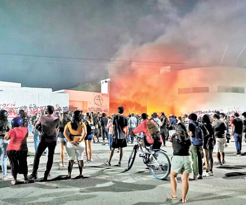 El contingente, compuesto por 200 personas, quemó mobiliario y papelería oficial. ESPECIAL