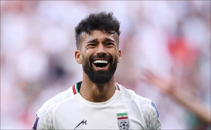 Un futbolista iraní es sancionado con una multa por abrazar a una aficionada