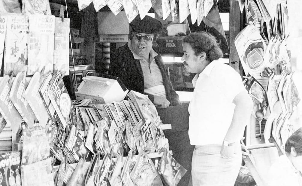 Aficionados en un puesto de revistas observando el partido México vs. Bélgica, 3 de junio de 1986. Entre la oferta de televisores para esa época estaban los modelos portátiles o de bolsillo, con pantallas de 2.6 a 4 pulgadas, a blanco y negro o color; estos aparatos cubrieron las calles durante el mundial. Foto: Archivo EL UNIVERSAL