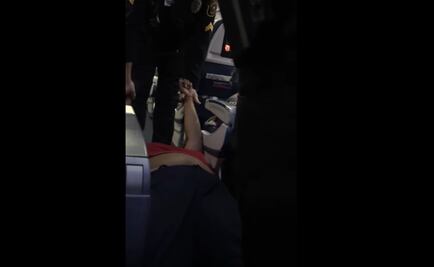 Policía arrastra a mujer dentro de avión