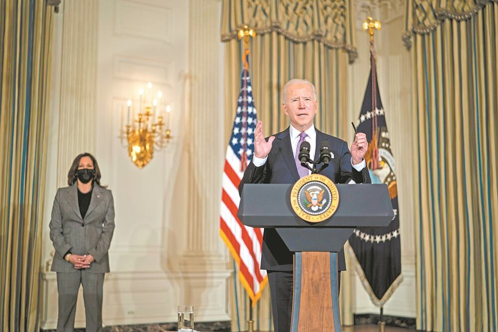 El presidente estadounidense, Joe Biden, con la vicepresidenta Kamala Harris, ayer al abordar la política de “equidad racial”, en la Casa Blanca en Washington. Foto: DOUG MILLS. EFE