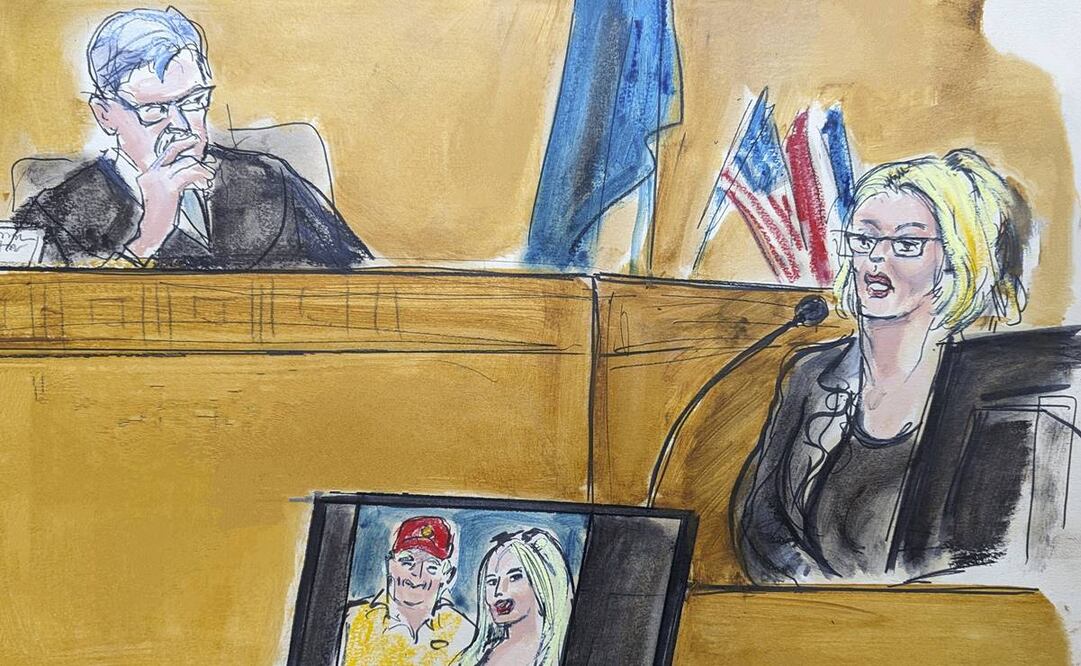 En este boceto de la sala del tribunal, Stormy Daniels testifica en el estrado de los testigos mientras el juez Juan Merchan observa en el tribunal penal de Manhattan. Foto; AP