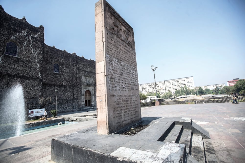 La Estela de Tlatelolco luce desgastada y con restos de pintura rosa, que imita el color de la cantera, material con el cual fue construido, en lo que se nota ha sido un intento por conservarlo en buenas condiciones. (GERMÁN ESPINOSA. EL UNIVERSAL)