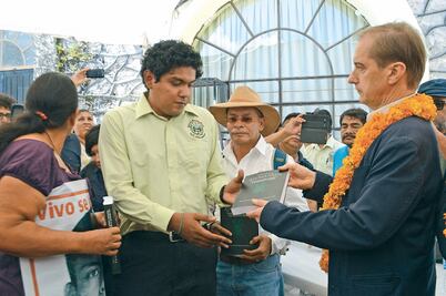 Expertos visitan a los papás de normalistas