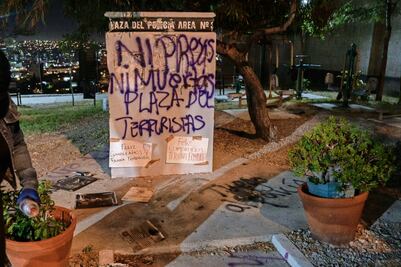 Intervienen Plaza del Policía, retiran placa de agente