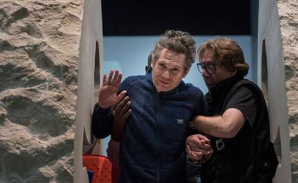 Artista francés emerge de roca en la que pasó una semana