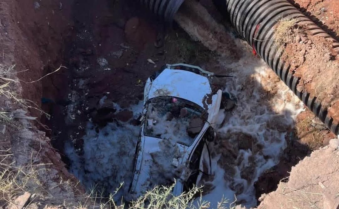 Socavón “devora” vehículo en Ciudad Obregón, Sonora; conductor logra ponerse a salvo.
Foto: Especial.