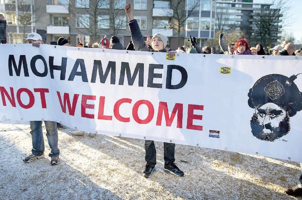 Miembros de Pegida durante una manifestación contra los refugiados en Holanda (JERRY LAMPEN. EFE)