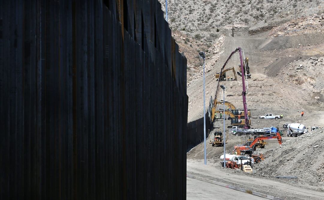 Construction continues on the privately-funded USD$22.0 million bollard fencing being built on private land in Sunland Park, New Mexico - Photo/REUTERS