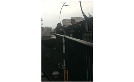Mujer intenta aventarse de un puente en Álvaro Obregón