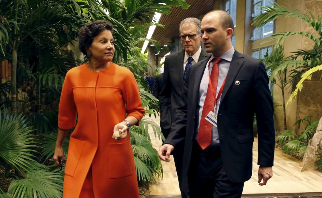 La secretaria de Comercio de EU, Penny Pritzker, y el asesor adjunto de seguridad nacional, Ben Rhodes (Foto: Reuters)