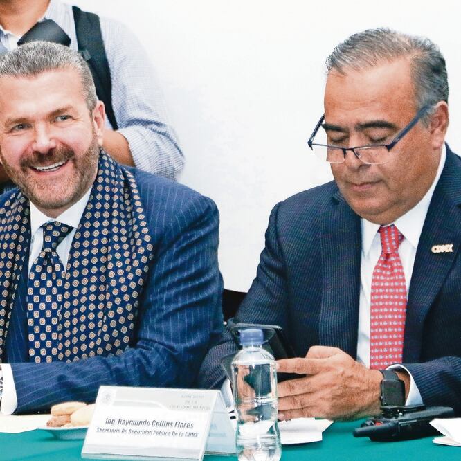 Herramientas de la delincuencia. Luis Wertman (izq.) explicó que regular el uso de armas, celulares y motos daría un golpe a la delincuencia (CORTESÍA)