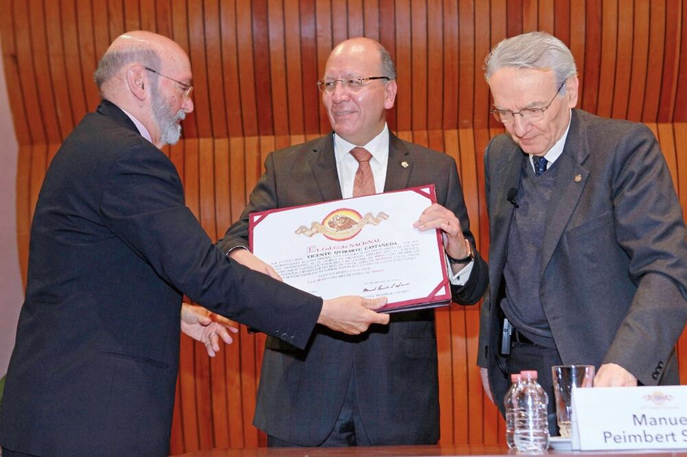 El escritor Vicente Quirarte (centro) estuvo acompañado del astrónomo Manuel Peimbert (der.) y el arqueólogo Eduardo Matos (izq.), quien respondió a su discurso de ingreso (LUCÍA GODÍNEZ. EL UNIVERSAL)