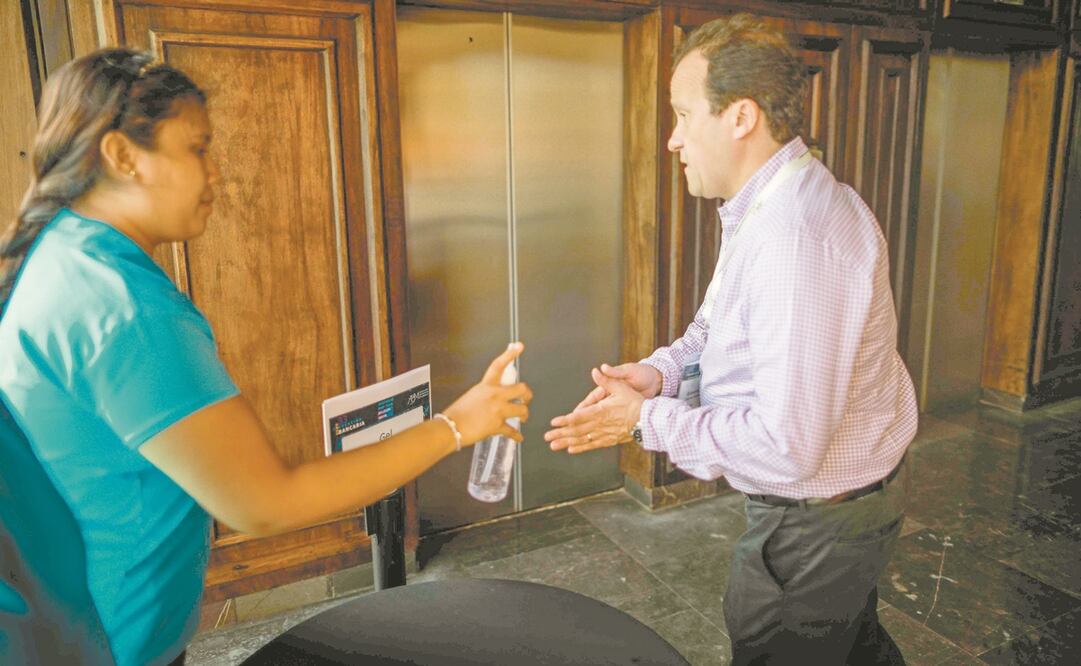 Las empresas que se encargan de distribuir el alcohol puro argumentaron que el aumento de costos era una consecuencia de la devaluación del peso. Foto: ARCHIVO EL UNIVERSAL