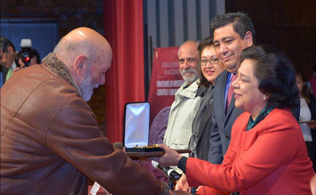 Moctezuma recibió un diploma y un pectoral Juego de Pelota por sus 55 años de servicio. (FOTO: Melitón Tapia / INAH)