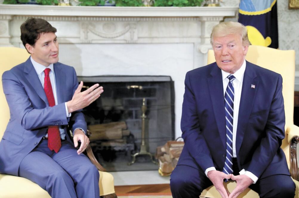 El premier de Canadá, Justin Trudeau, con el presidente estadounidense, Donald Trump, ayer durante su encuentro en la Casa Blanca, en Washington. Foto/JONATHAN ERNST. REUTERS