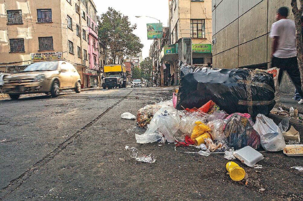 Las zonas con mayor afectación a causa de la basura son los alrededores a las avenidas Balderas, Eje Central, Circunvalación, Izazaga y Fray Servando (CRISTOPHER ROGEL. EL UNIVERSAL)