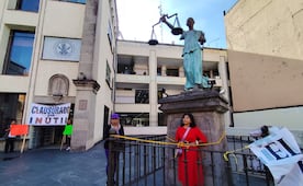 María Luisa inicia huelga de hambre y se ata frente al TSJ en Morelos; exige reconocimiento de su inocencia