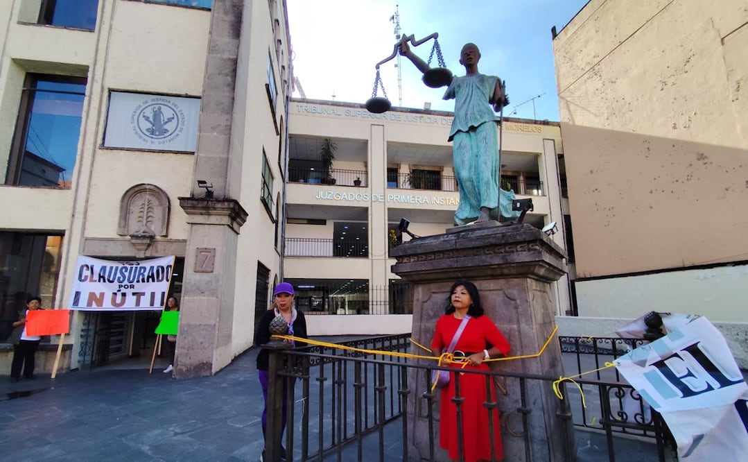 María Luisa se ató a la estatua de la Diosa de la Justicia. Foto: Especial
