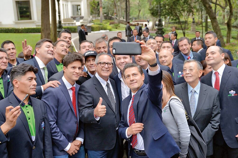 Los integrantes de Venados acudieron a la residencia oficial acompañados por sus familiares, así como de directivos del club de Mazatlán (ESPECIAL. EL UNIVERSAL)