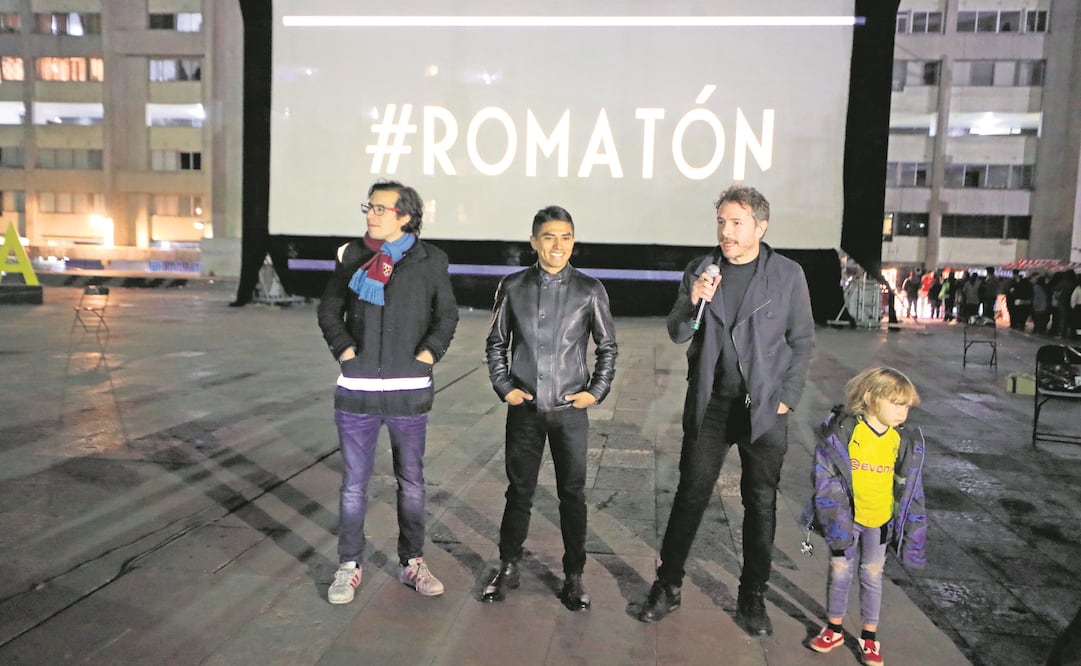 Jorge Antonio Guerrero (al centro) y Fernando Grediaga (der) durante la proyección de ROMA en Tlatelolco. (IRVIN OLIVARES. EL UNIVERSAL)