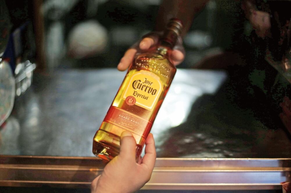 El tequila José Cuervo colocó 64% de sus ventas en EU y Canadá durante 2015, mientras México sólo aportó 24% y el resto correspondió a otros mercados (EDGARD GARRIDO. REUTERS)