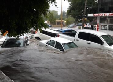 Tromba arrastra decenas de vehículos en Aguascalientes