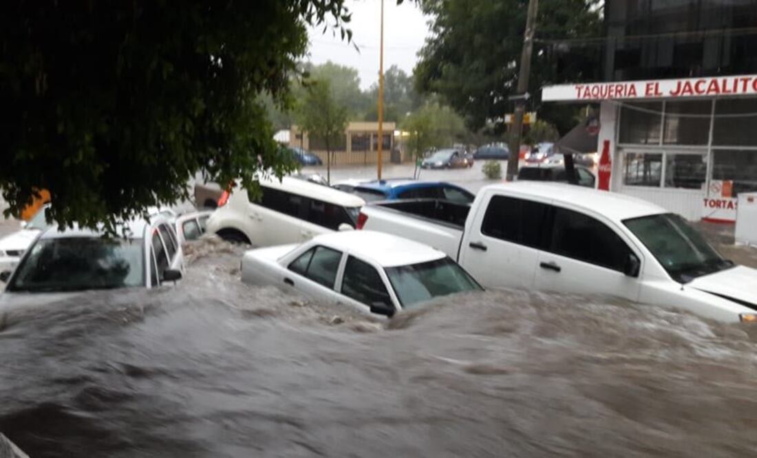 Dos vehículos cayeron a un arroyo y se desbordó el cauce que pasa por Pozo Bravo (Foto: Especial)