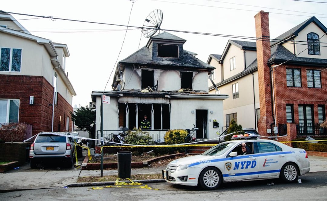  Bomberos trabajan en una casa quemada en Brooklyn (Nueva York) (Foto: EFE)